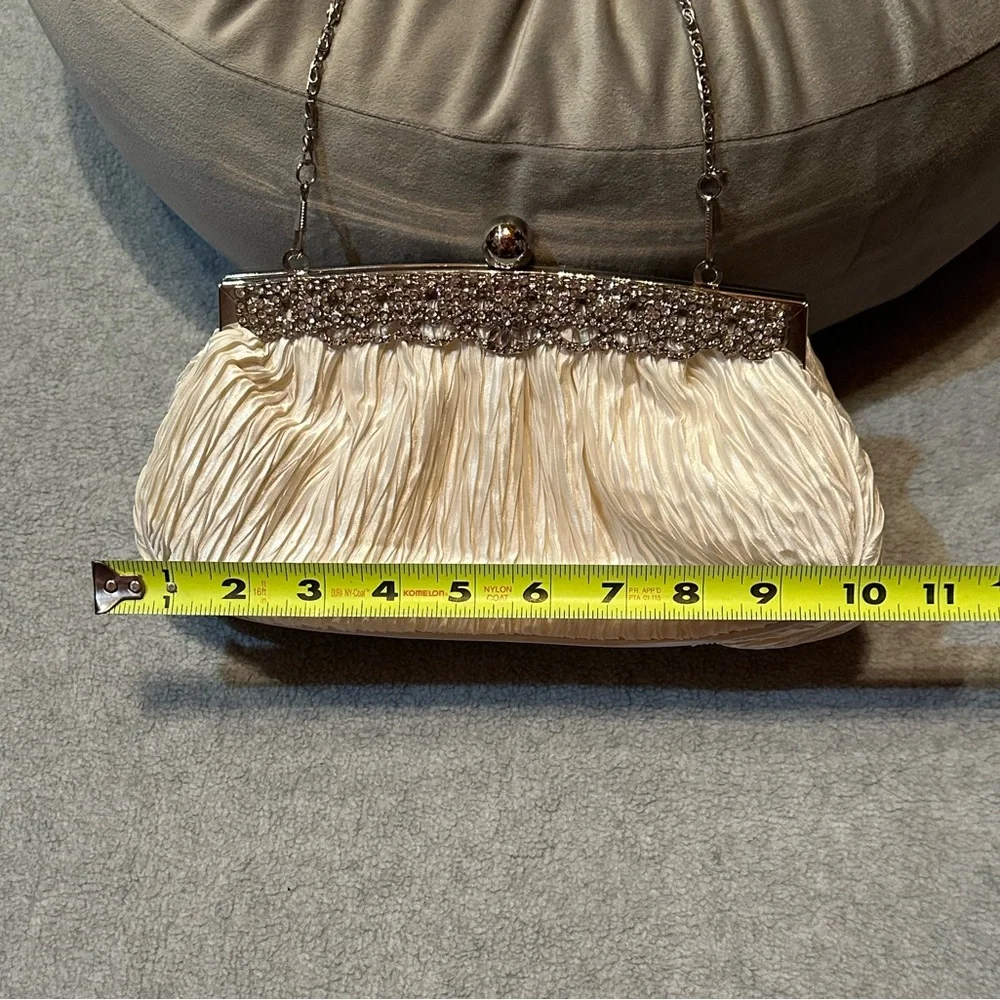 Vintage Elegant Cream Clutch with Rhinestone Detail